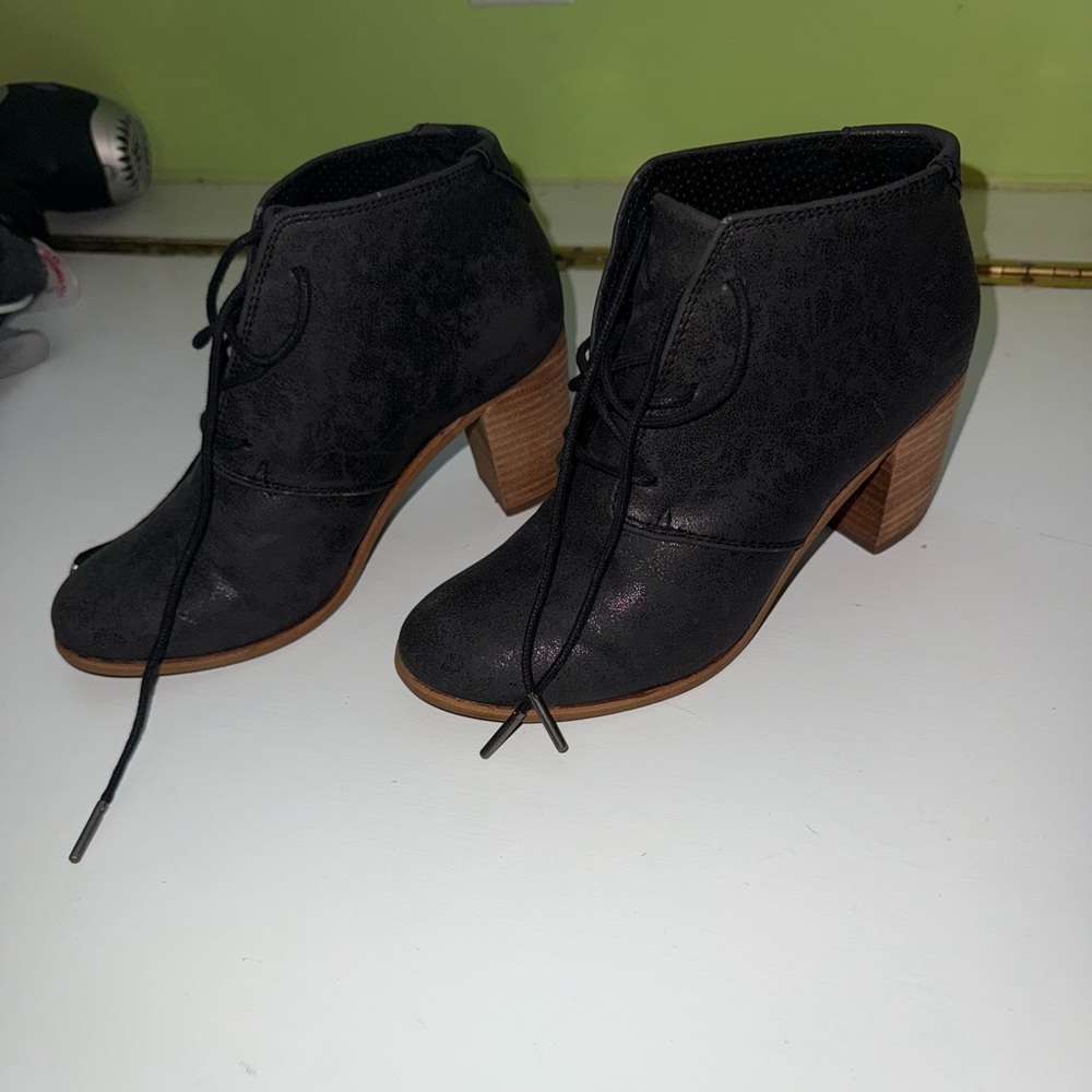 Tom’s Lunata Lace up suede booties